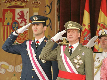Đức Vua Juan Carlos (phải) và Thái tử Felipe.